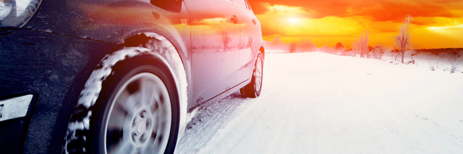 Auto mit Saisonkennzeichen im Winter