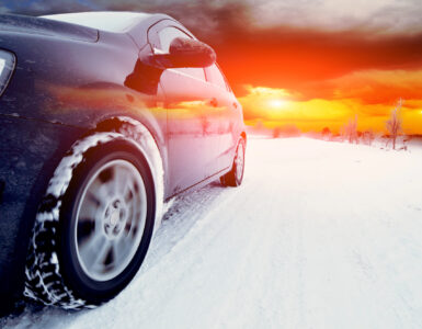 Auto mit Saisonkennzeichen im Winter