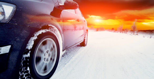 Auto mit Saisonkennzeichen im Winter