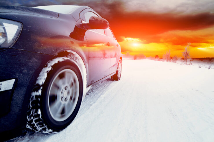 Auto mit Saisonkennzeichen im Winter